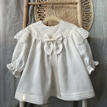 Rochiță de botez din in organic white, cu dantelă și fundă