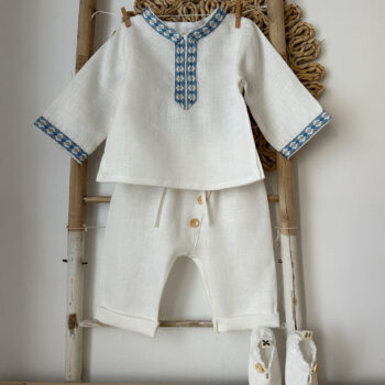 Set costumas de botez si botosei din in organic White cu model traditional Blue