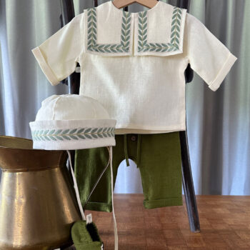 Set Costumaș de Botez Organic cu Guler, Botoșei și Pălărie din In Organic – Moss Green Leaf