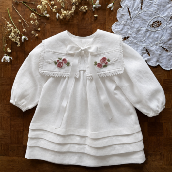Rochie din In Organic White cu Guler Detașabil – Model Tradițional