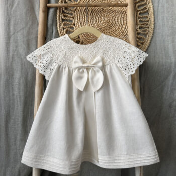 Rochiță de botez din in organic White, cu dantelă, fundă și mânecă scurtă