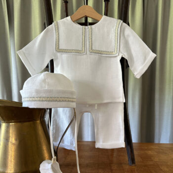Set Costumaș de Botez Organic cu Guler, Botoșei și Pălărie din In Organic – White