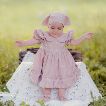 Set de Botez din In Organic Dusty Pink cu Buline – Rochie, Batic și Botoșei