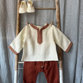 Costumaș de botez din in organic cu model tradițional – Cream /Teracotă