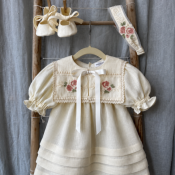 Set Botez din In Organic Cream cu Model Tradițional – Rochie cu Mânecă Scurtă, Bentiță și Botoșei