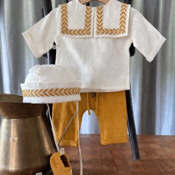 Set Costumaș de Botez Organic cu Guler, Botoșei și Pălărie din In Organic Saffron – Spic de grâu